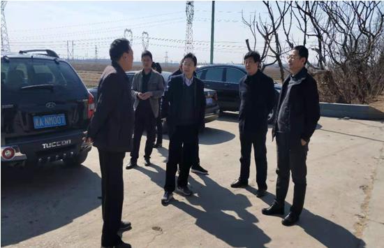 在县委会议室听取灵寿县农业农村局局长赵国江的汇报,实地到高速口