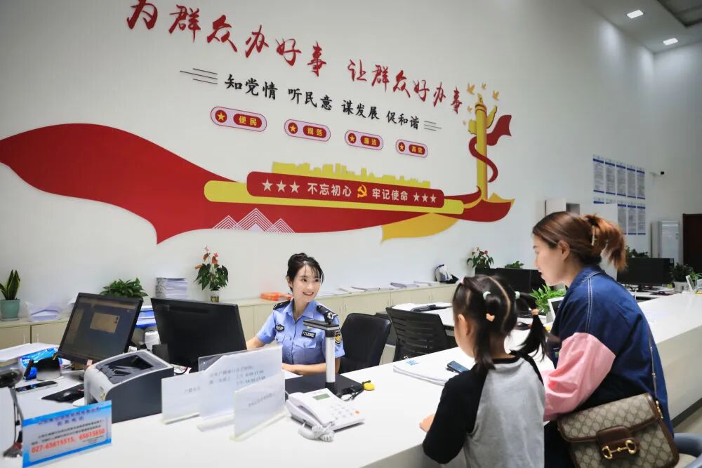 群众在湖北武汉市江夏区乌龙泉街派出所办理身份证业务。新华社发